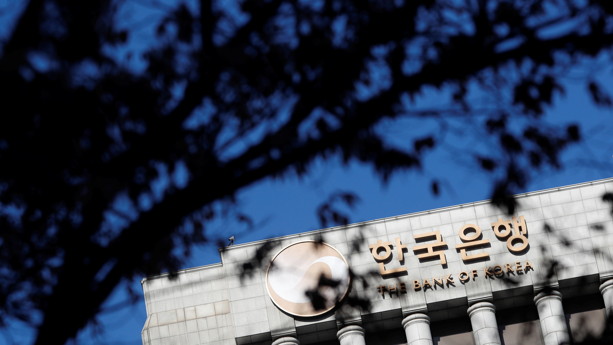 The logo of the Bank of Korea is seen in Seoul, South Korea, November 30, 2017.  REUTERS/Kim Hong-Ji