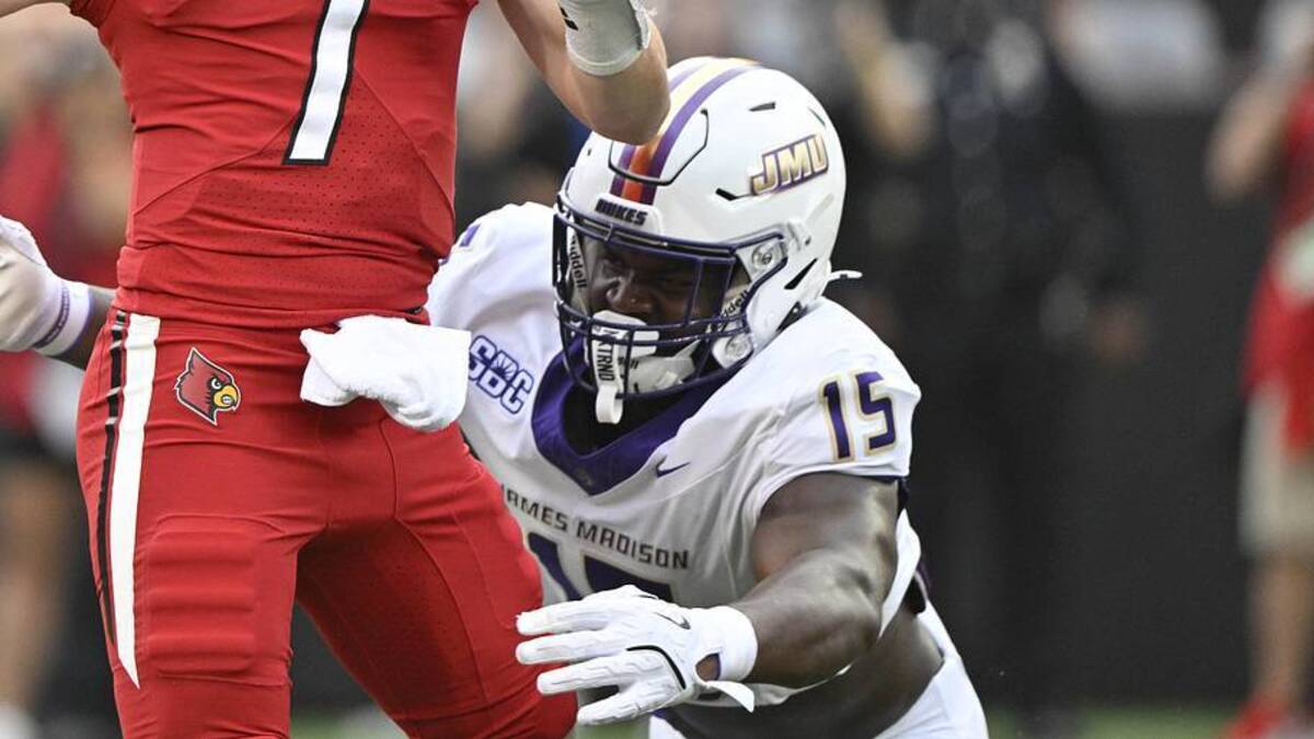  Sep 5, 2025; Louisville, Kentucky, USA; Louisville Cardinals quarterback Miller Moss (7) looks to pass under the pressure of James Madison Dukes defensive end Sahir West (15) during the first quarter at L&N Federal Credit Union Stadium. Mandatory Credit: Jamie Rhodes-Imagn Images | Jamie Rhodes-Imagn Images 