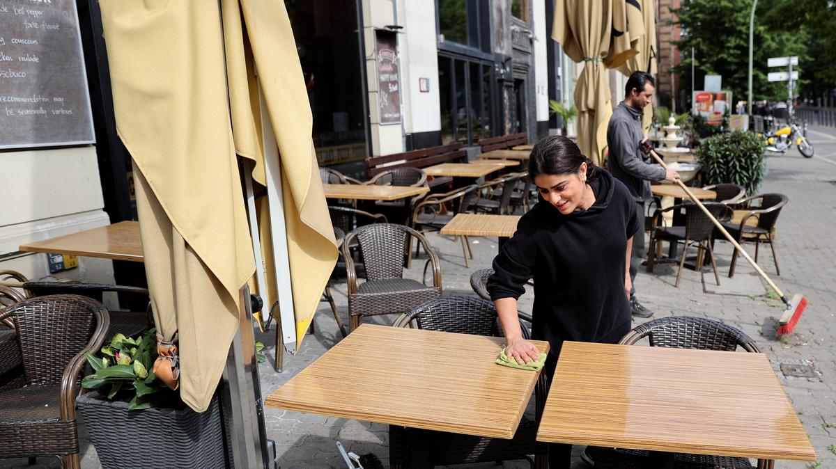 A staff member prepares for service at a restaurant in Berlin, Germany, May 13, 2020. REUTERS/Fabrizio Bensch