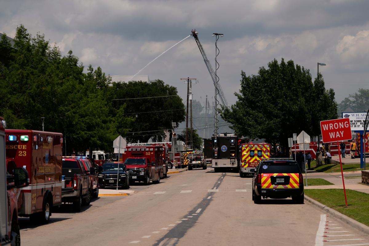  Police and firefighting crews respond to the scene of a large fire at an apartment complex in Dallas on May 28, 2026 