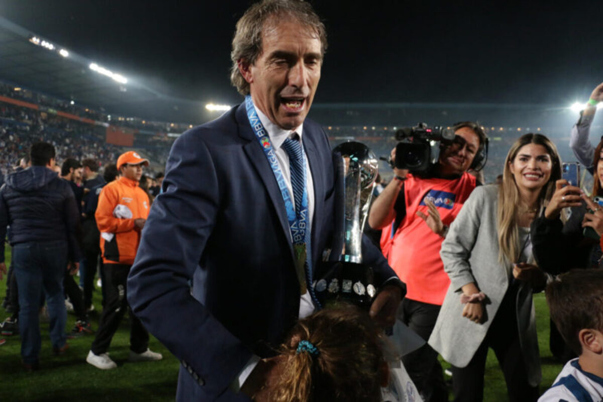  Imagen de archivo del entrenador Guillermo Almada del Pachuca. EFE/David Martínez Pelcastre
