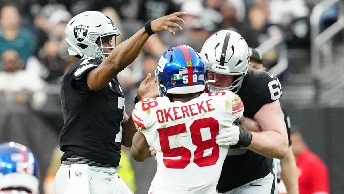  Dec 28, 2025; Paradise, Nevada, USA; Las Vegas Raiders quarterback Geno Smith (7) throws in the second quarter against the New York Giants at Allegiant Stadium. Mandatory Credit: Stephen R. Sylvanie-Imagn Images | Stephen R. Sylvanie-Imagn Images 