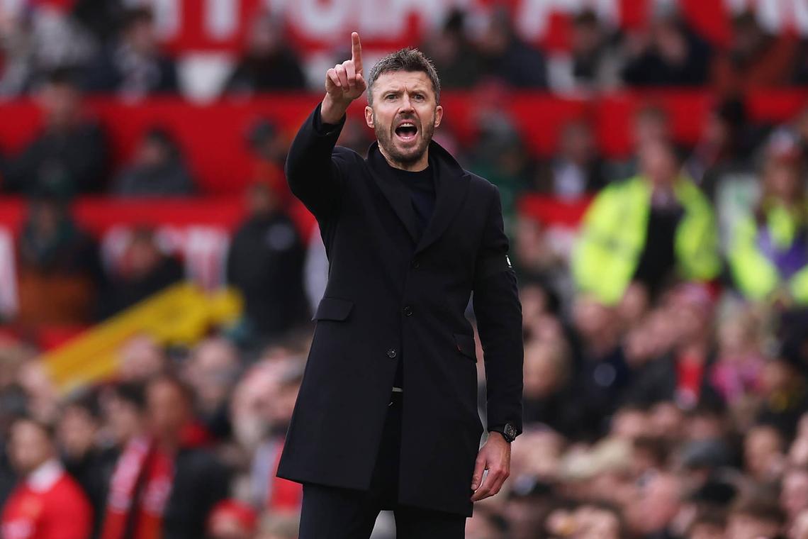  Michael Carrick gestures during the Premier League match between Manchester United and Tottenham Hotspur. 