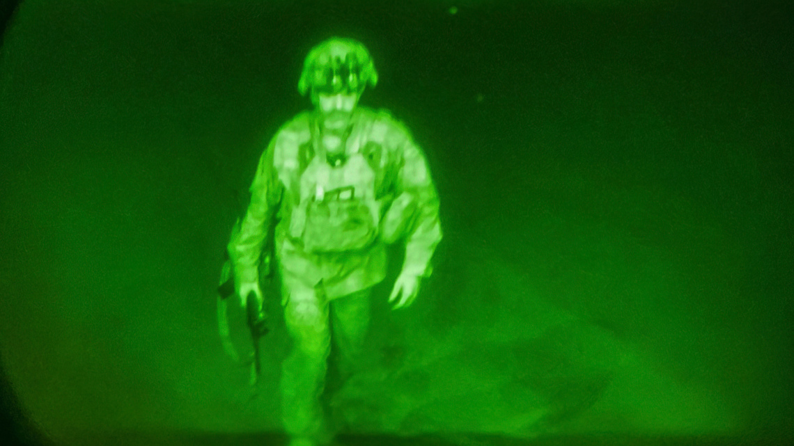 Photo shows the last US soldier leaving Afghanistan. He is a commander at Fort Bragg