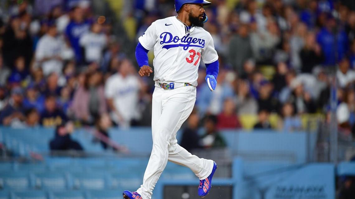 Dodgers place Teoscar Hernandez on IL, option Hyeseong Kim