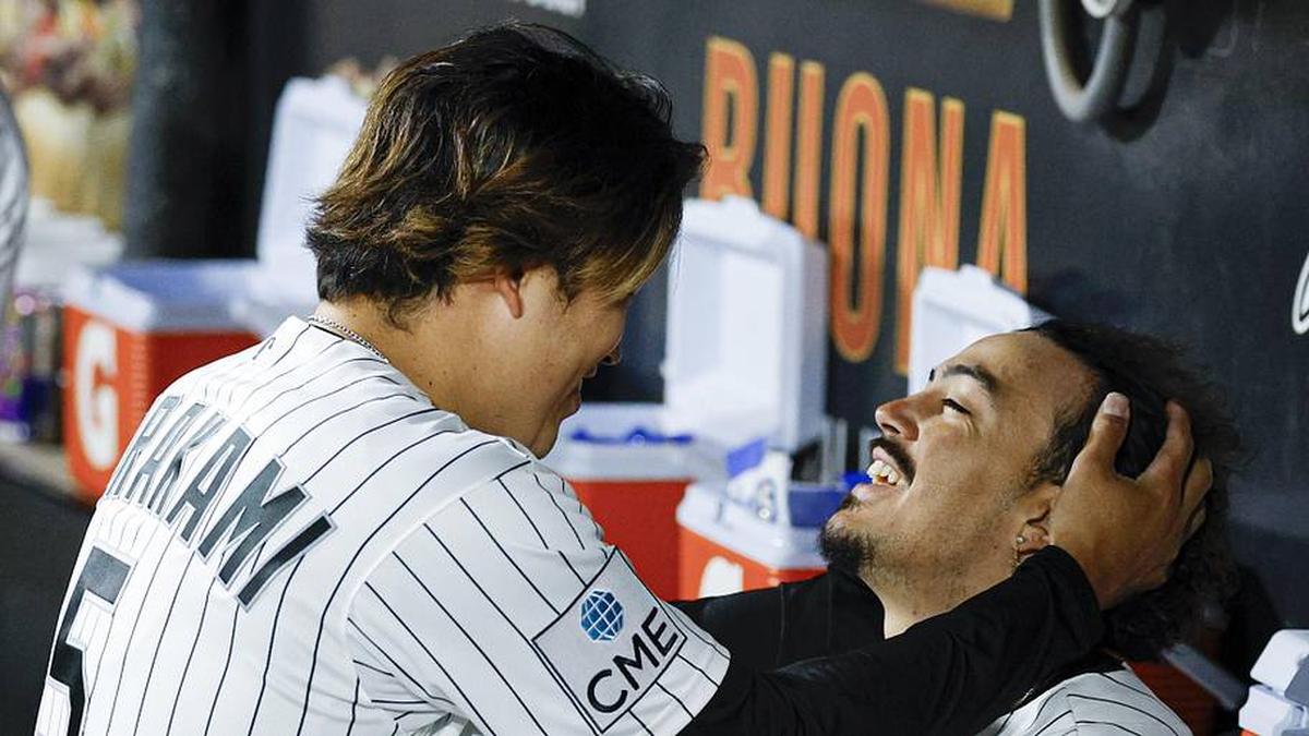  White Sox first baseman Munetaka Murakami (left) jokes with third baseman Miguel Vargas in the dugout. | Kamil Krzaczynski-Imagn Images 
