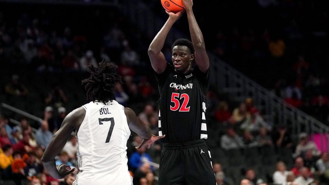 Cincinnati big man Moustapha Thiam transfers to Michigan 