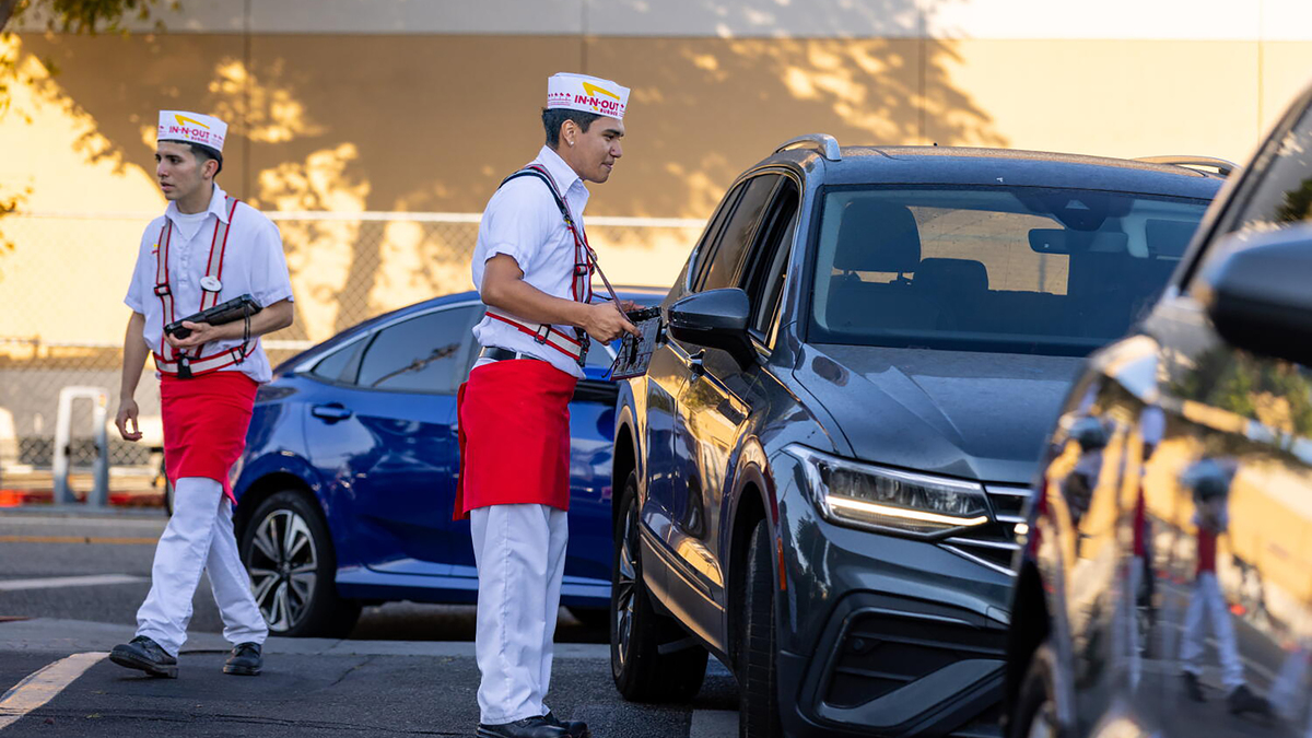 Los Angeles fast-food workers could get more predictable schedules, labor rights training