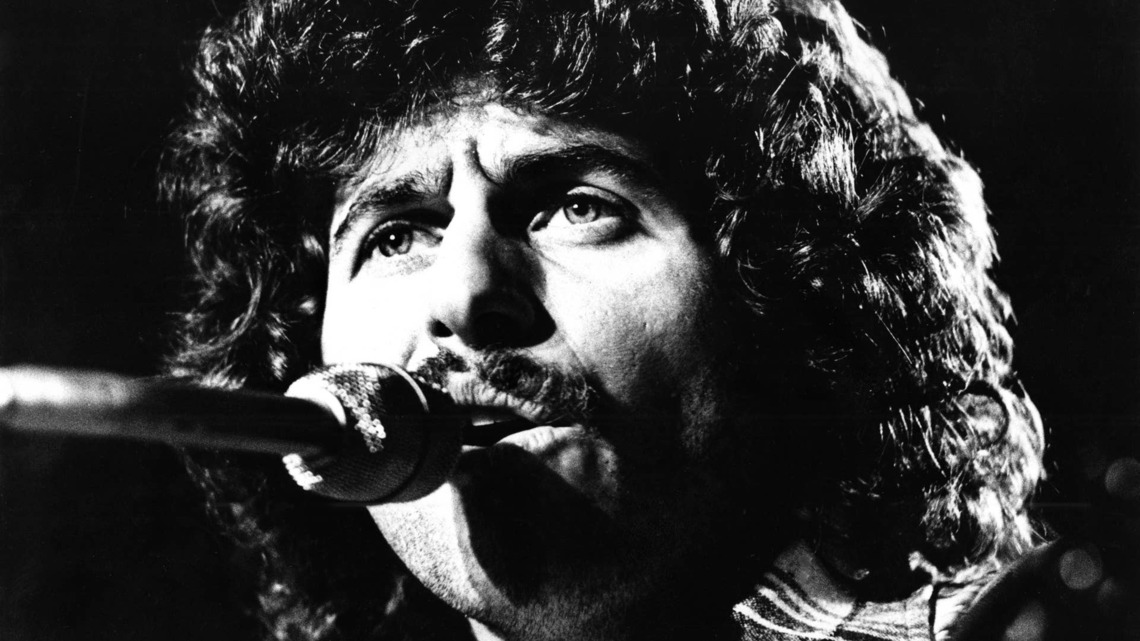 1977 Hit, With 34-Year-Old Johnny Rivers, Is Still a Slow-Dance Favorite 49 Years Later 
