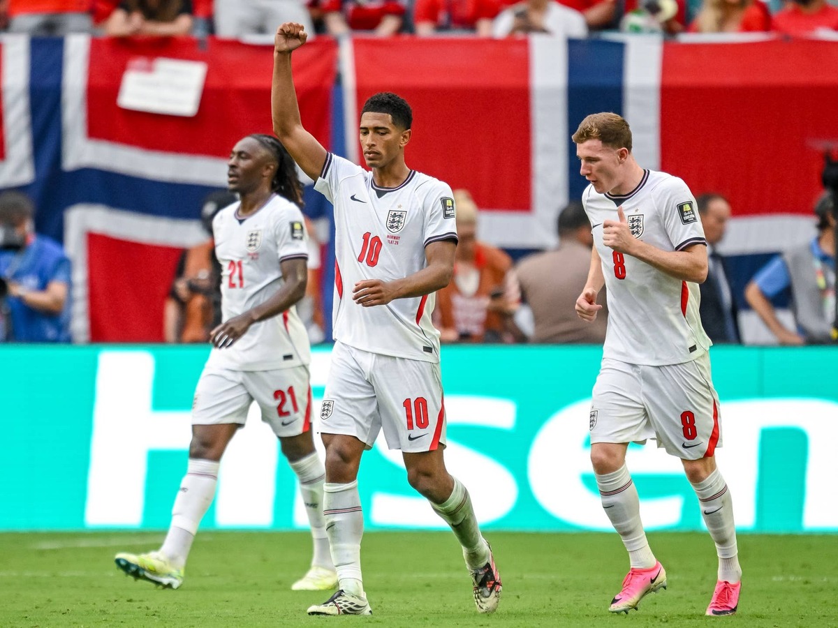  Jude Bellingham celebrates with teammates during the FIFA World Cup 2026 match between Norway and England. Photo by Harry Langer/DeFodi Images/DeFodi via Getty Images