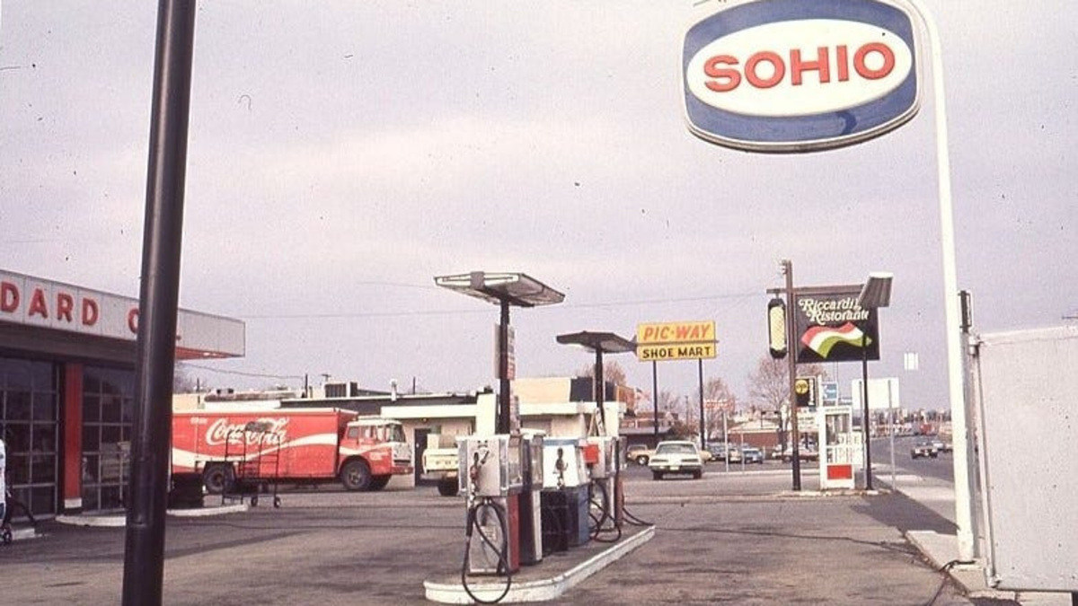 A Sohio gas station operates in 1976 at Cleveland Avenue and Oakland Park Avenue in Columbus.