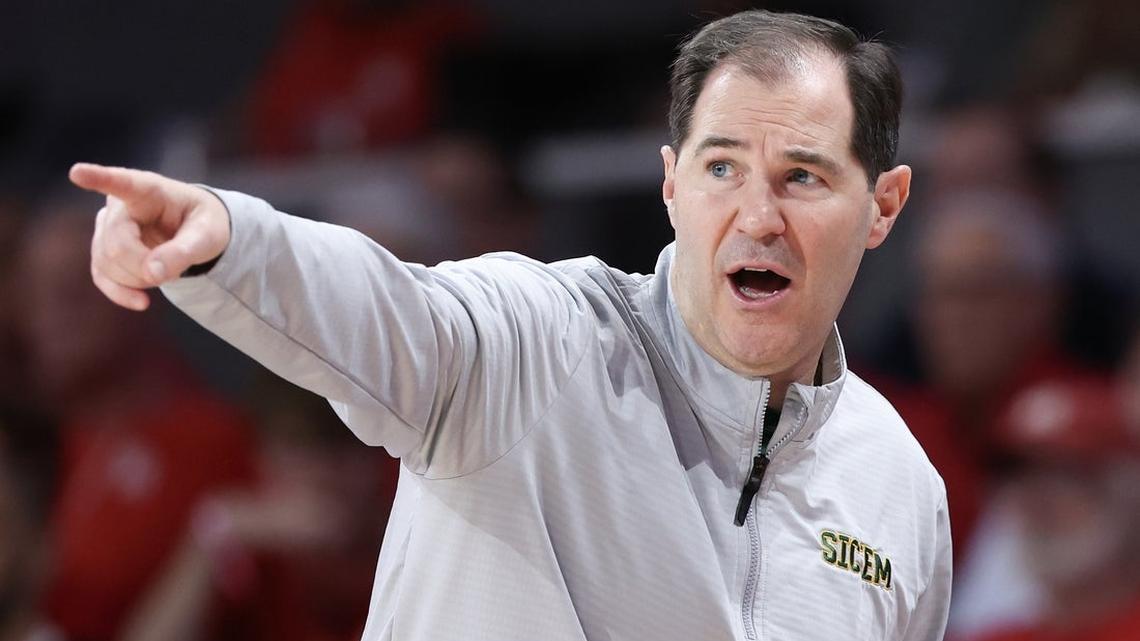 Second-half surge lifts Baylor over Minnesota in Crown quarterfinals 