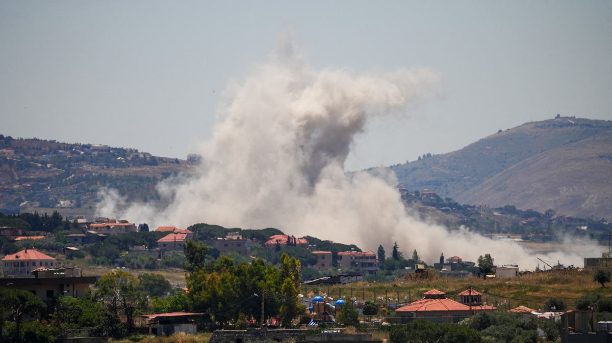 Smoke billows from southern Lebanon, following Israeli strikes, as seen from Nabatieh, Lebanon, June 4, 2026. REUTERS/Stringer