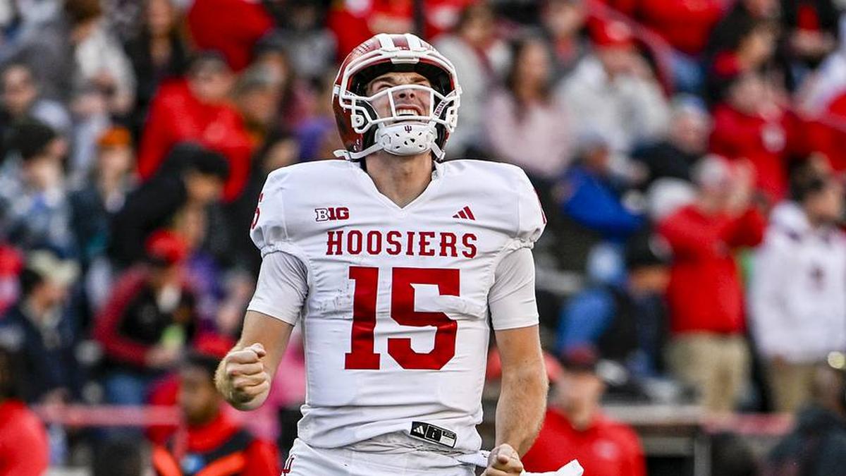  Nov 1, 2025; College Park, Maryland, USA; Indiana Hoosiers quarterback Fernando Mendoza (15) celebrates after throwing a touchdown during the second quarter against the Maryland Terrapins at SECU Stadium. Mandatory Credit: Tommy Gilligan-Imagn Images | Tommy Gilligan-Imagn Images 