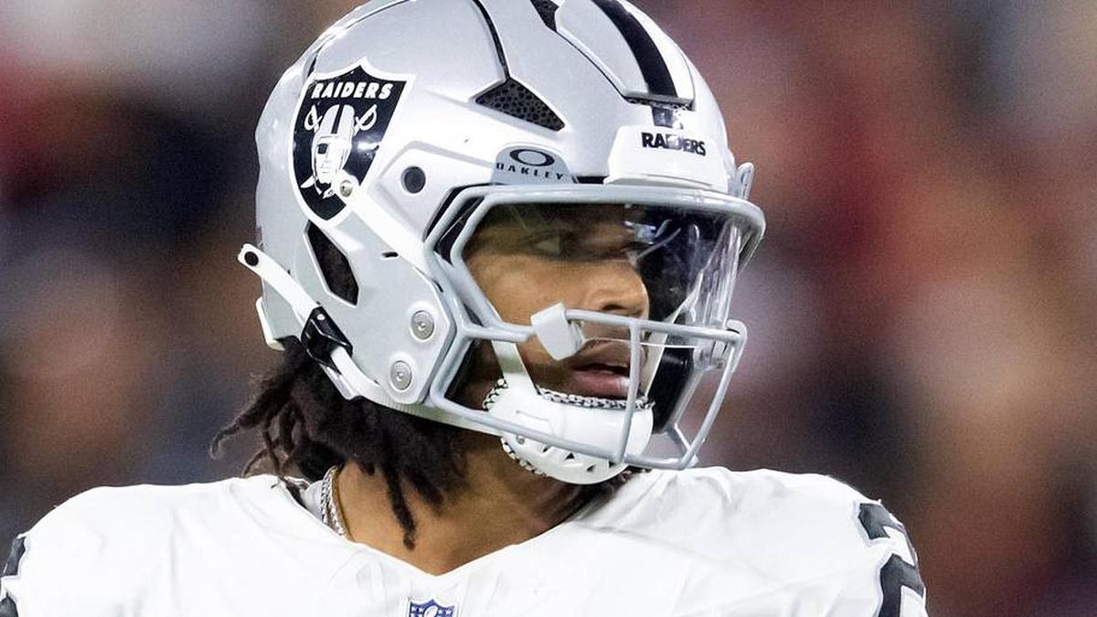  Aug 23, 2025; Glendale, Arizona, USA; Las Vegas Raiders cornerback Darien Porter (26) against the Arizona Cardinals during a preseason NFL game at State Farm Stadium. Mandatory Credit: Mark J. Rebilas-Imagn Images | Mark J. Rebilas-Imagn Images 