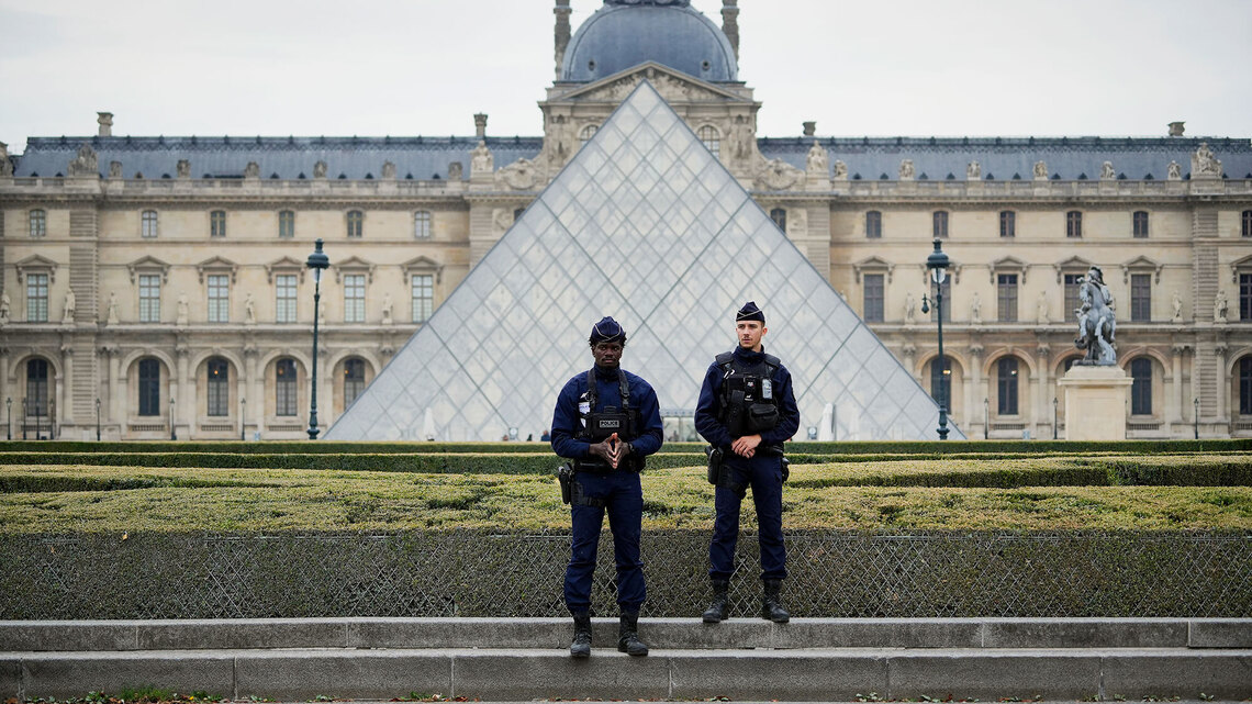 Las fotos policiales de los supuestos ladrones guapos del Louvre, se vuelven virales