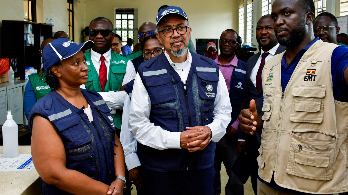 Director-General of the World Health Organisation (WHO) Tedros Adhanom Ghebreyesus, talks to Ugandan medical workers during his visit at the Mulago National Referral Hospital Isolation Unit, as aid agencies intensify efforts to contain a new Ebola outbreak involving the Bundibugyo Virus, in Mulago suburb, of Kampala, Uganda June 8, 2026. REUTERS/ Abubaker Lubowa