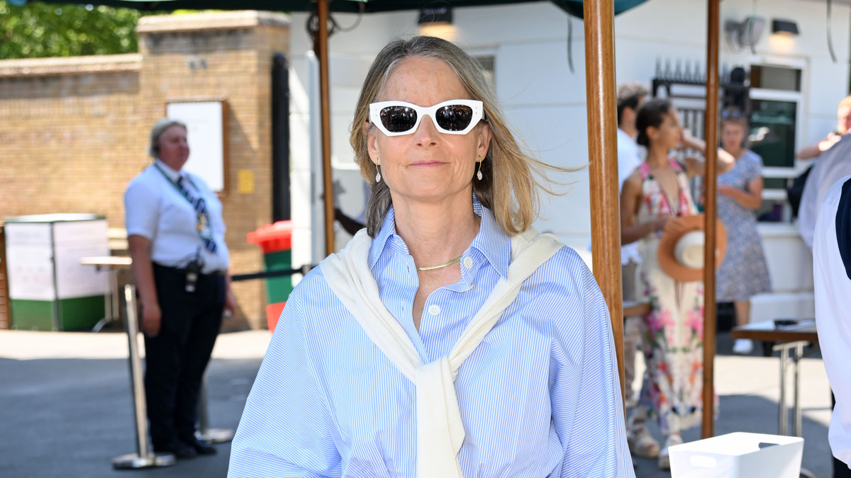 Jodie Foster's Hamptons-Inspired Dress Style Makes Anyone Look Wealthy