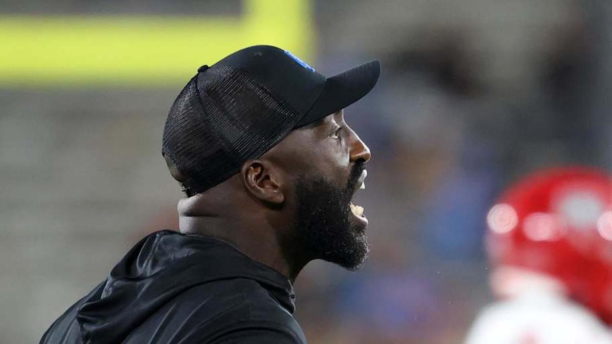  Sep 12, 2025; Pasadena, California, USA; UCLA Bruins head coach DeShaun Foster reacts to a play during the second half against the New Mexico Lobos at Rose Bowl. Mandatory Credit: Kiyoshi Mio-Imagn Images | Kiyoshi Mio-Imagn Images 