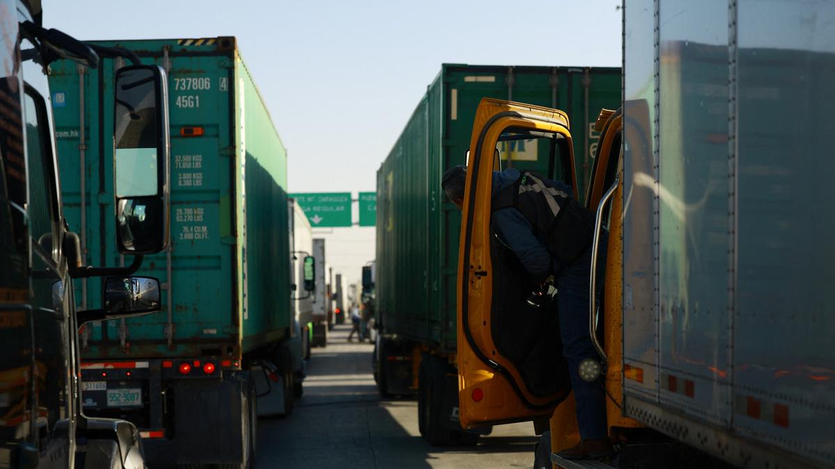 Trucks wait in a queue at the Zaragoza-Ysleta border crossing bridge to cross into the U.S. in Ciudad Juarez, Mexico March 12, 2026. REUTERS/Jose Luis Gonzalez