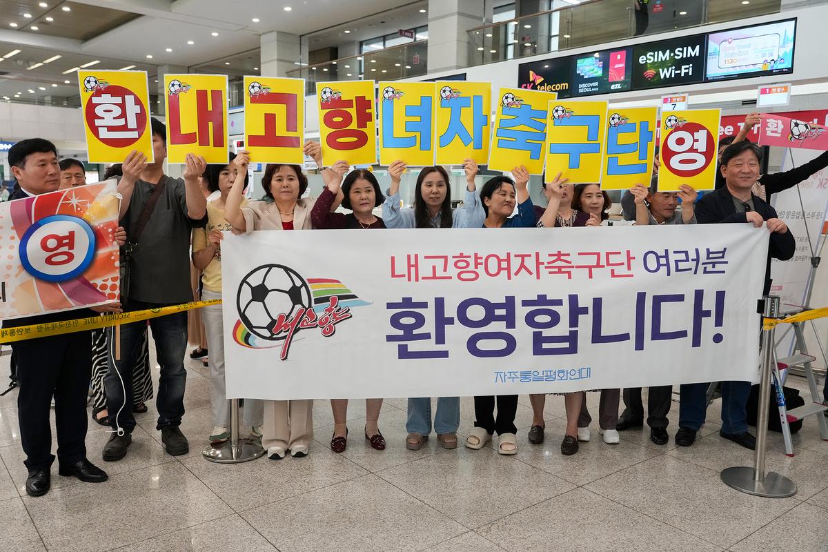 A crowd welcoming the North Korean team at Incheon International Airport in South Korea, on Sunday, May 17, 2026. The team's trip, for a women's soccer tournament, is unlikely to catalyze a diplomatic thaw between the two Koreas, although some sports events have. (Chang W. Lee/The New York Times)