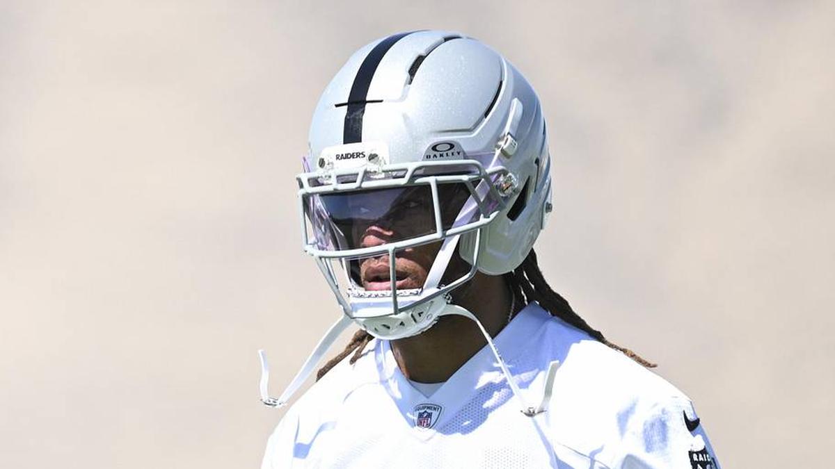  May 20, 2026; Henderson, NV, USA; Las Vegas Raiders cornerback Eric Stokes (5) warms up during organized team activities at Intermountain Health Performance Center. Mandatory Credit: Candice Ward-Imagn Images | Candice Ward-Imagn Images 