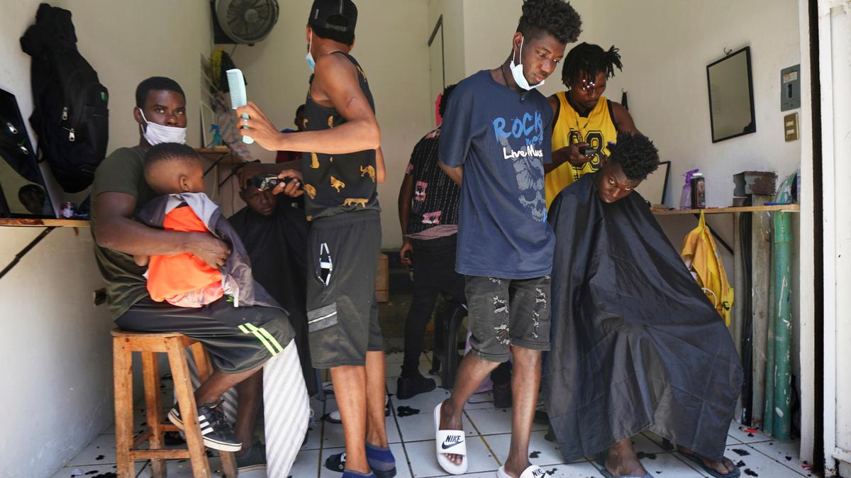 ARCHIVO - En esta foto de archivo del 3 de setiembre de 2021, migrantes haitianos están en una peluquería improvisada en Tapachula, México. Miles de migrantes, en su mayoría haitianos, están varados en la ciudad sureña de Tapachula. Muchos esperan meses, hasta un año, para que procesen sus pedidos de asilo. (AP Foto/Marco Ugarte, File)