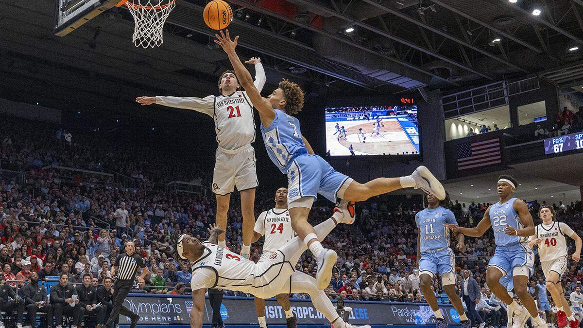 North Carolina guard Seth Trimble (7) drives to the basket against San Diego State’s Wayne McKinney III (3) and Miles Byrd (21) in the first half during the NCAA First Four on Tuesday, March 18, 2025 at the University of Dayton Arena in Dayton, Ohio.