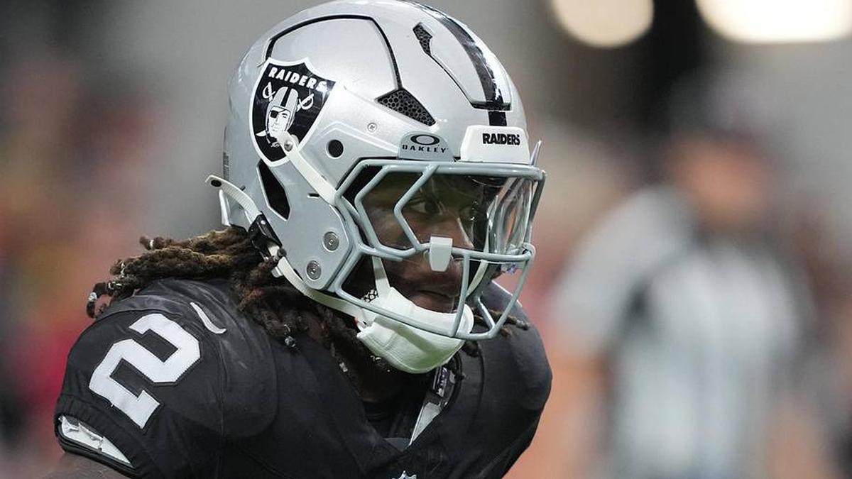  Jan 4, 2026; Paradise, Nevada, USA; Las Vegas Raiders running back Ashton Jeanty (2) carries the ball against the Kansas City Chiefs in the first half at Allegiant Stadium. Mandatory Credit: Kirby Lee-Imagn Images | Kirby Lee-Imagn Images 