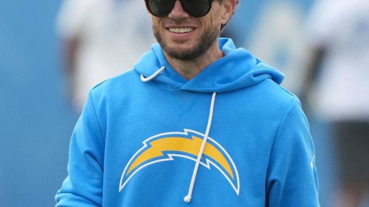  May 11, 2026; El Segundo, CA, USA; Los Angeles Chargers offensive coordinator Mike McDaniel during offseason workouts at The Bolt. Mandatory Credit: Kirby Lee-Imagn Images | Kirby Lee-Imagn Images 