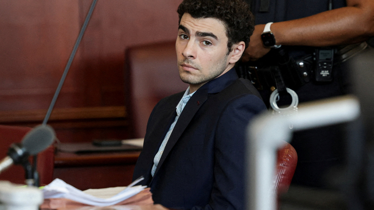 Luigi Mangione appears at an evidence suppression hearing at the Manhattan Supreme Court in New York City, U.S., May 18, 2026. REUTERS/Jeenah Moon/Pool/File Photo