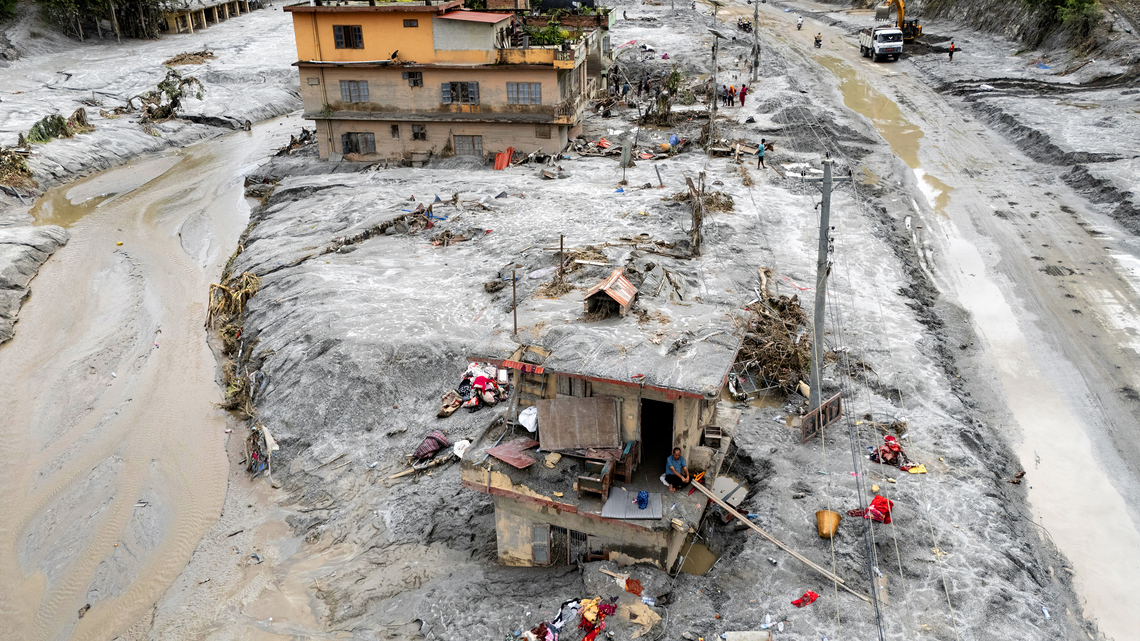 Nepal urges tourists not to abandon Himalayas after floods