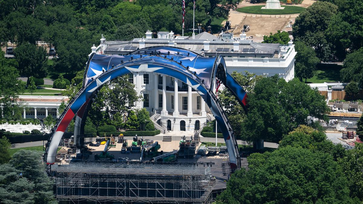 Work continues on a structure for the UFC fight U.S. President Donald Trump will host as part of the 250th anniversary of the United States on the South Lawn of the White House, as seen from the Washington Monument in Washington, D.C., on May 31, 2026. (Saul Loeb/AFP/Getty Images/TNS)