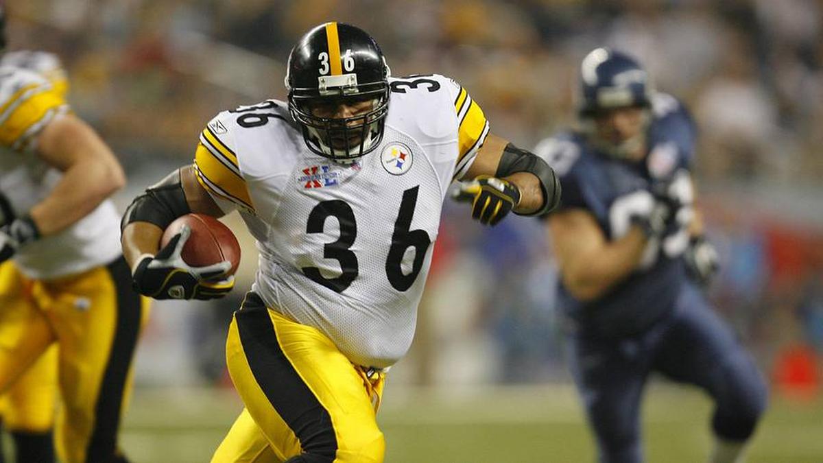  Feb 5, 2006; Detroit, MI, USA; Pittsburgh Steelers running back Jerome Bettis runs the ball during Super Bowl XL against the Seattle Seahawks at Ford Field. Mandatory Credit: John David Mercer-Imagn Images Copyright © 2006 John David Mercer | John David Mercer-Imagn Images 
