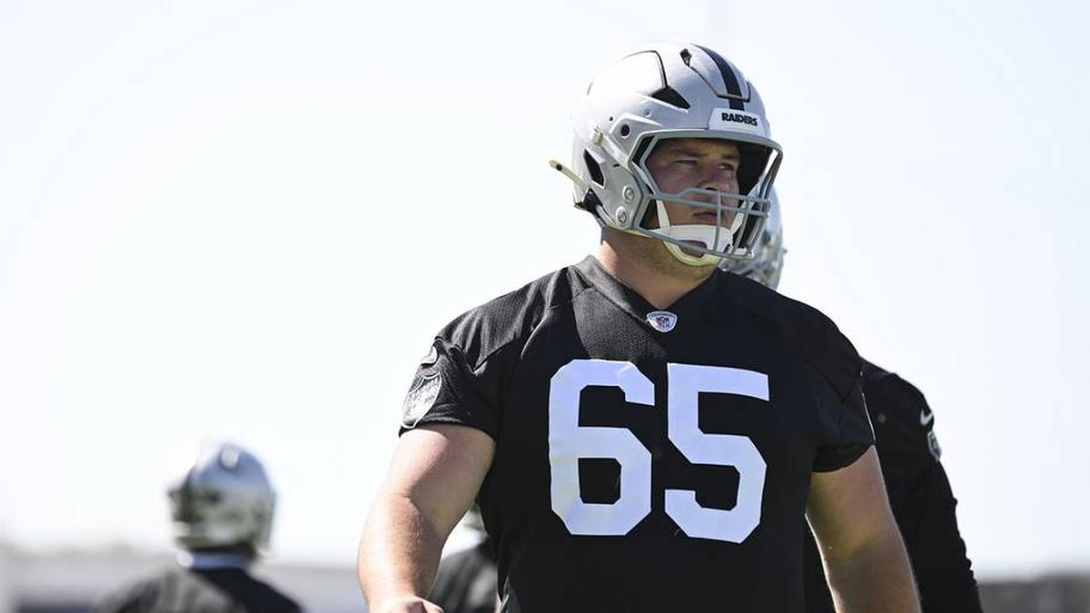  May 20, 2026; Henderson, NV, USA; Las Vegas Raiders center Tyler Linderbaum (65) warms up during organized team activities at Intermountain Health Performance Center. Mandatory Credit: Candice Ward-Imagn Images | Candice Ward-Imagn Images 