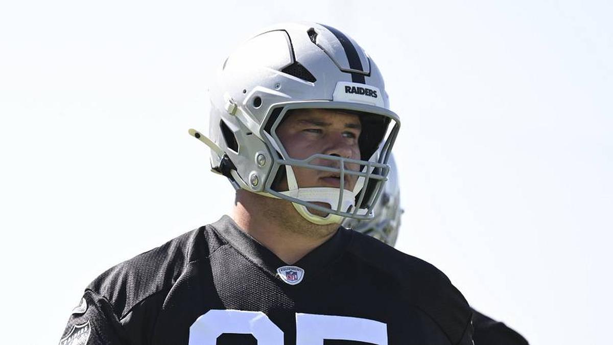  May 20, 2026; Henderson, NV, USA; Las Vegas Raiders center Tyler Linderbaum (65) warms up during organized team activities at Intermountain Health Performance Center. Mandatory Credit: Candice Ward-Imagn Images | Candice Ward-Imagn Images 
