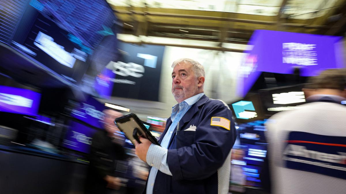 Traders work on the floor at the New York Stock Exchange (NYSE) in New York City, U.S., June 1, 2026.  REUTERS/Brendan McDermid