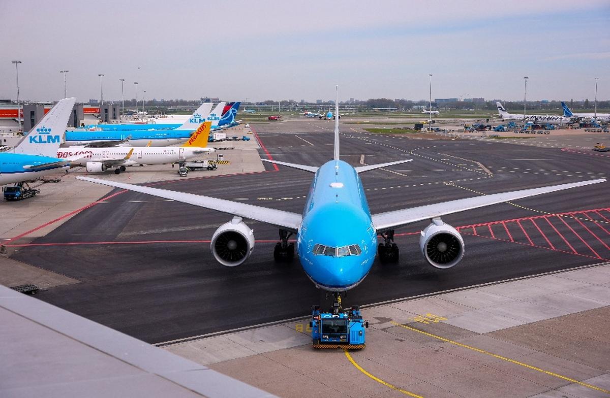 FILE PHOTO: Aircraft prepare for flights at Schiphol Airport near Amsterdam, Netherlands, April 15, 2026. REUTERS/Piroschka van de Wouw/File Photo