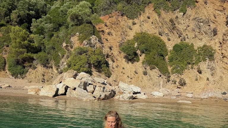 Kate Hudson Flaunts Her Washboard Abs in a String Bikini During Greece Trip 