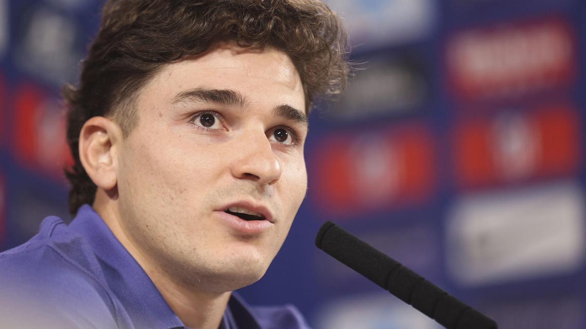 El delantero argentino del Atlético de Madrid Julián Álvarez ofrece una rueda de prensa este lunes, en Majadahonda (Comunidad de Madrid), previa al partido de ida de las semifinales de la Liga de Campeones UEFA que disputan ante el Arsenal el miércoles. EFE/ Víctor Lerena