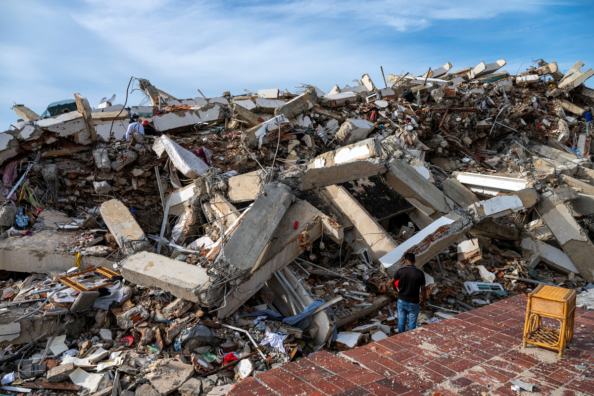 Volunteers and rescuers help to find survivors in a collapsed building in Caraballeda, La Guaira state, Venezuela, on June 30, 2026, following the June 24 twin earthquakes.   MIGUEL MEDINA/Pool via REUTERS