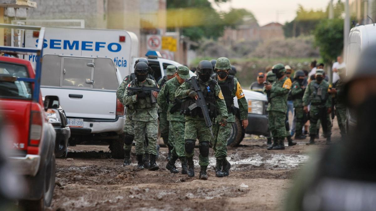 Miembros de la Guardia Nacional se acercan a un centro de rehabilitación de drogadictos en Irapuato, México, el 1 de julio de 2020, en donde un hombre armado entró al lugar y disparó. Más de 20 personas murieron y otras resultaron heridas en el ataque, según las autoridades.