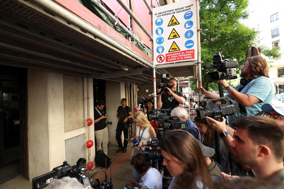 Members of the media wait outside as Spanish police cordon off access to the Socialist Party's headquarters on a judicial order to gather information on a possible illegal financing scheme, in Madrid, Spain, May 27, 2026. REUTERS/Violeta Santos Moura