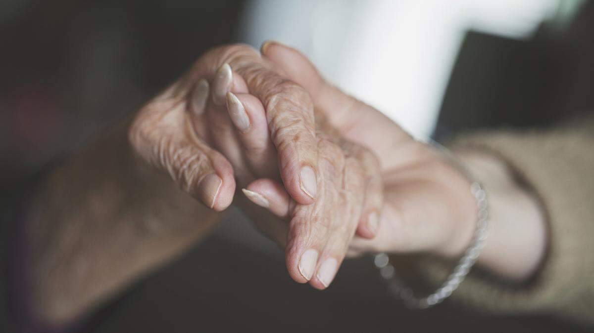 “The Golden Rule, as taught in Luke 6:31, “Treat others as you would have them to do to you” is an excellent starting point to focus on,” writes Lee Walter about dealing with memory loss.