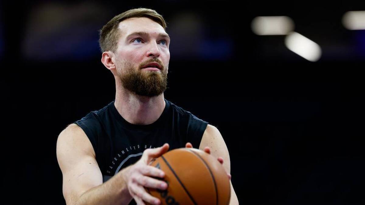  Jan 16, 2026; Sacramento, California, USA; Sacramento Kings forward Domantas Sabonis (11) warms up before the game against the Washington Wizards at Golden 1 Center. | Sergio Estrada-Imagn Images 