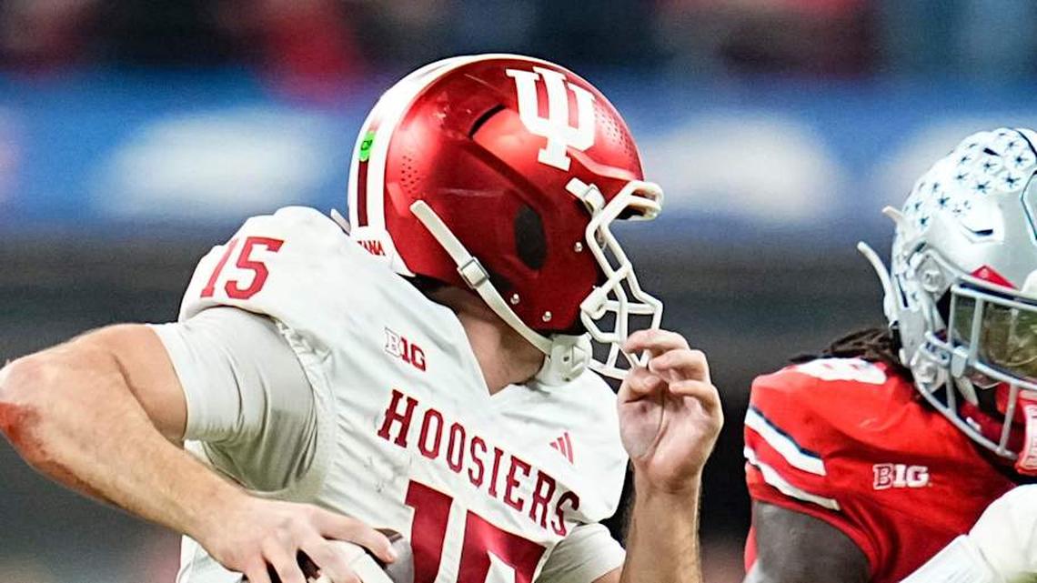  Indiana Hoosiers quarterback Fernando Mendoza (15) scrambles past Ohio State Buckeyes linebacker Sonny Styles (0) and linebacker Arvell Reese (8) during the Big Ten Conference championship game at Lucas Oil Stadium in Indianapolis on Dec. 6, 2025. Ohio State lost 13-10. | Adam Cairns/Columbus Dispatch / USA TODAY NETWORK via Imagn Images 