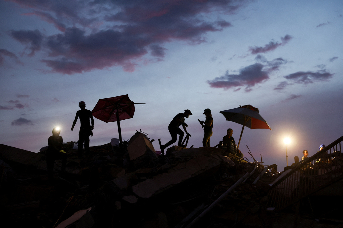 Rescuers work at the site of a collapsed building, in the aftermath of earthquakes, in La Guaira, Venezuela, June 30, 2026. REUTERS/Ricardo Arduengo