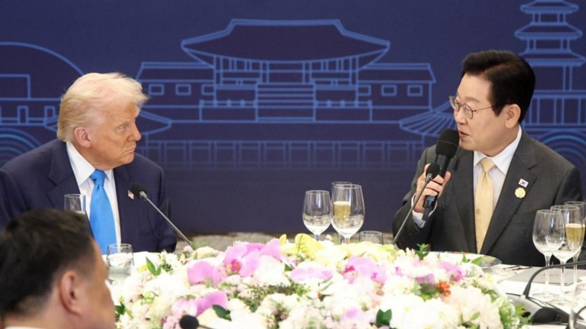 South Korean President Lee Jae Myung (R) and US President Donald Trump (L) attend a special dinner held for state leaders at the Hilton Hotel in the southeastern city of Gyeongju, South Korea. Photo by YONHAP / EPA