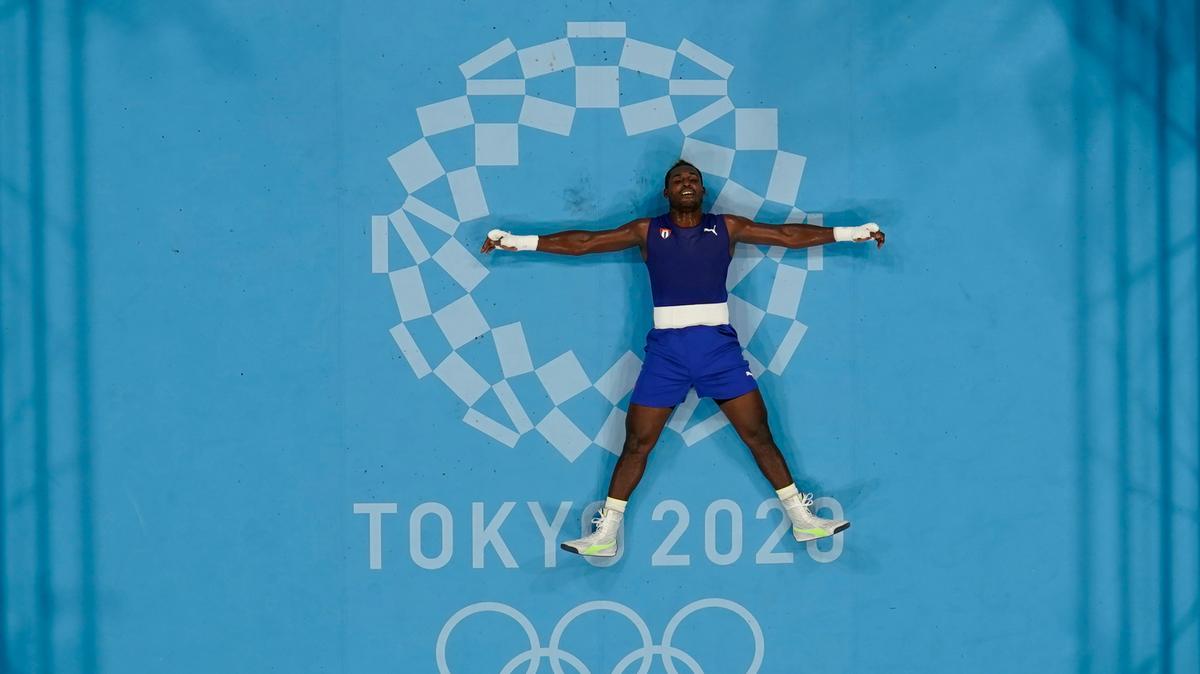 El boxeador cubano Julio César La Cruz celebra tras vencer al ruso Muslim Gadzhimagomedov en los Juegos Olímpicos en Tokio, el viernes 6 de agosto de 2021.