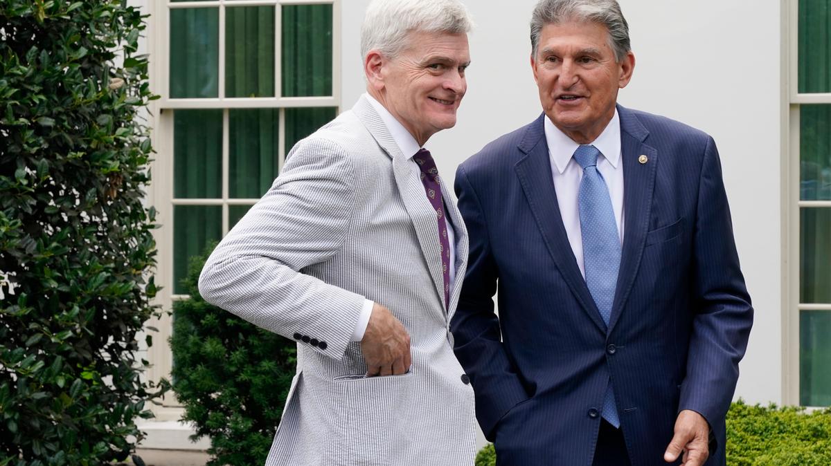 Los senadores Bill Cassidy (republicano de Louisiana, izq.), y Joe Manchin (demócrata de West Virginia), conversan después de reunirse con el presidente Joe Biden, el jueves 24 de junio de 2021, en la Casa Blanca, Washington D.C. Biden invito a un grupo de 21 senadores demócratas y republicanos para discutir un plan de infraestructura.